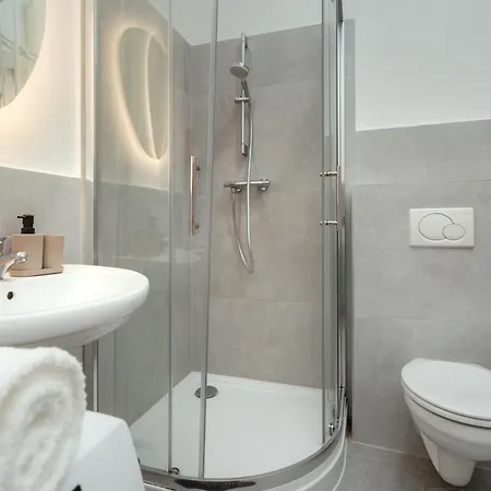 Noor - Golden Mood Or Cinema Luxe