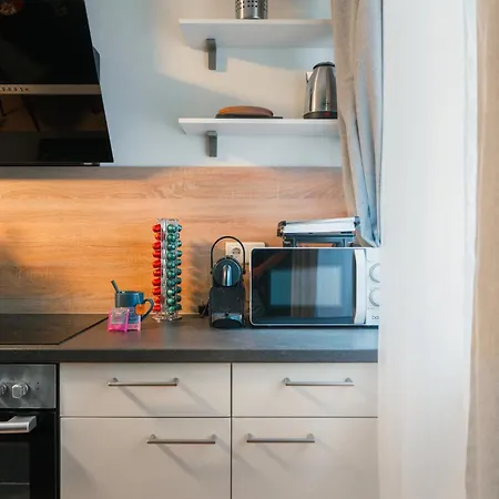 Noor - Golden Mood Or Cinema Luxe *