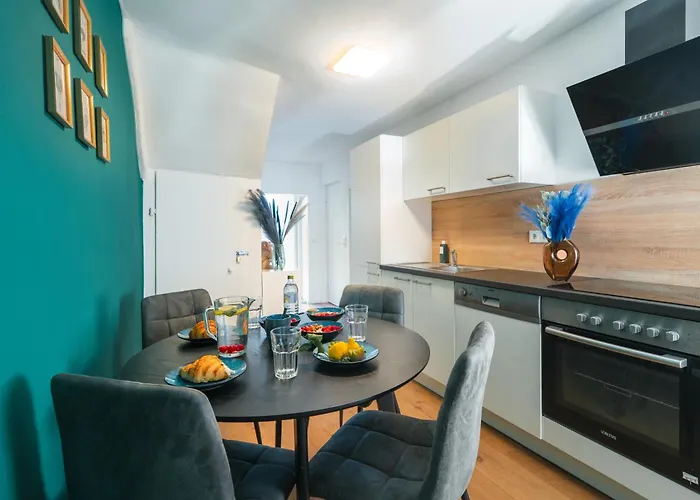 Noor - Golden Mood Or Cinema Luxe *