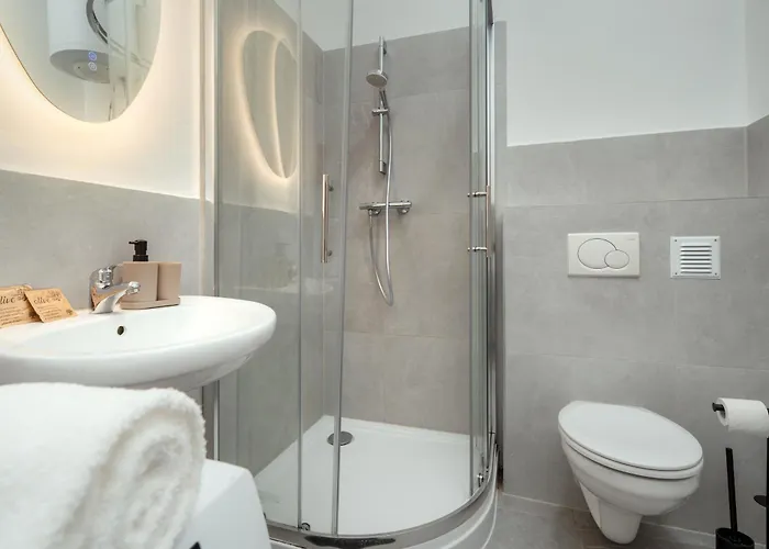 Noor - Golden Mood Or Cinema Luxe