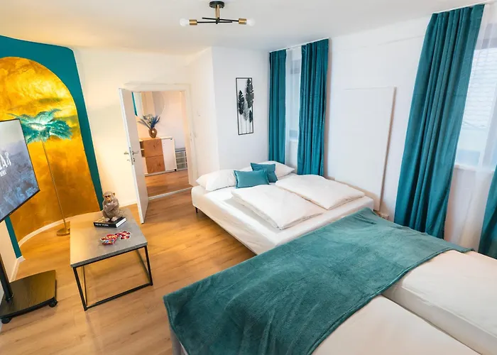 Noor - Golden Mood Or Cinema Luxe *