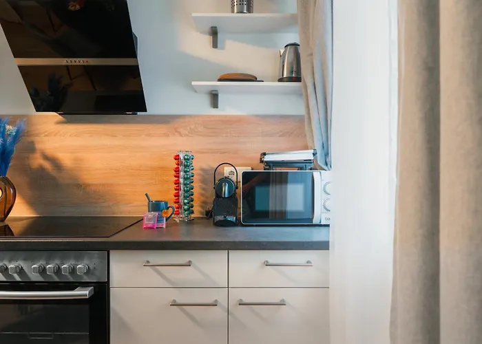 Noor - Golden Mood Or Cinema Luxe *